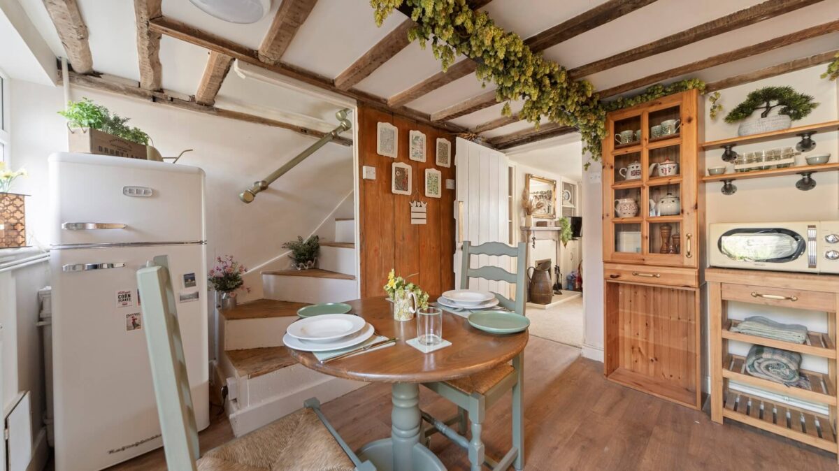 'Hopped cottage' kitchen with dining table and chairs